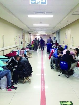 北京黑护工医院走廊内出租床位 一张床每天50元