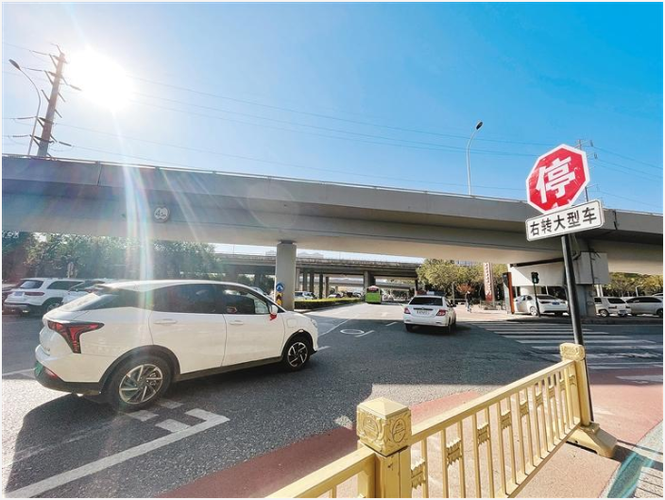 大型车右转停车让行是指普通大客车,中型以上载货汽车,大型专用汽车