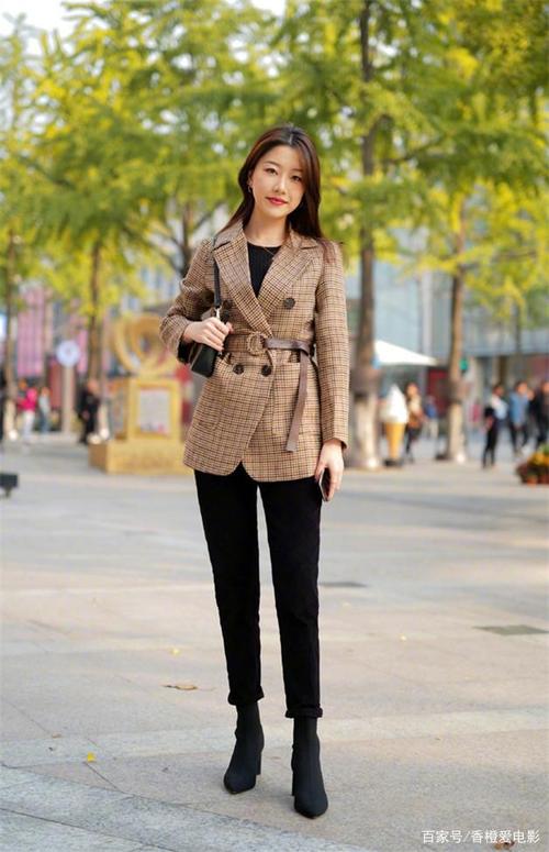 美女街拍穿搭:当眼泪流下来,才知道,分开也是另一种