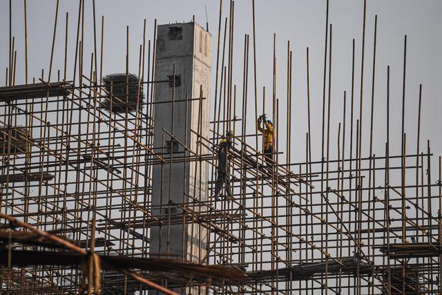 11月2日,工人在海口美兰空港一站式飞机维修基地项目工地施工.