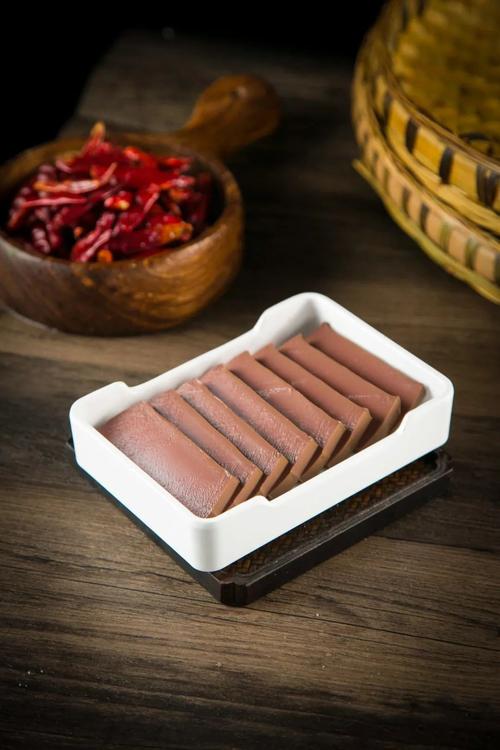 3-4人套餐』:牛骨清汤锅 苗家红酸汤锅底,爽口嫩牛 霸王牛血卤牛血