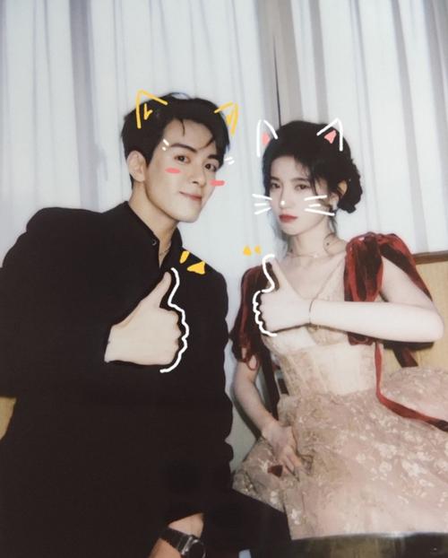 鞠婧祎曾舜晞合体营业,被捧脸的小鞠,表情丰富