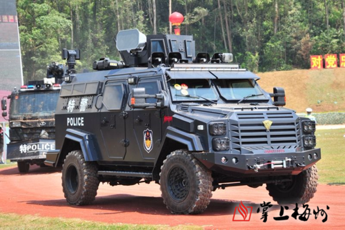 武装巡逻车和特警装甲车出动,红蓝白三色警灯闪烁.(钟小丰 摄)