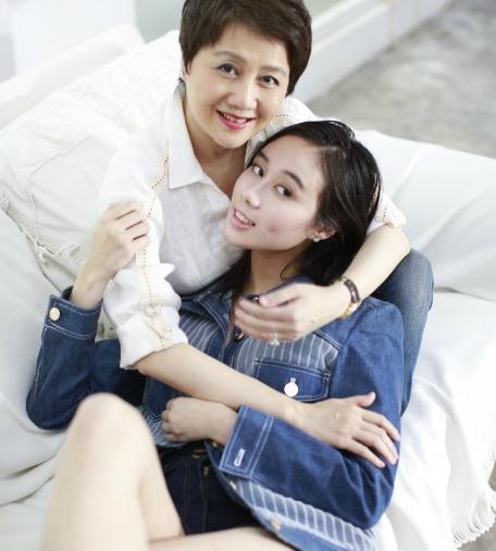 何超盈孕肚写真亮点多,小妹何超欣变化大,身材曼妙女人味激增
