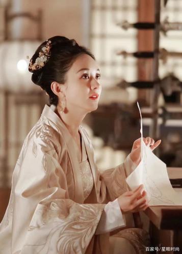 古装剧知否里,饰演"明兰"的赵丽颖,真是个玲珑有致的