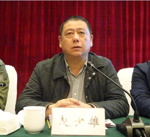 咱们嘉陵这边还有一个叫做赵少雄的副区长,   也对两个"地