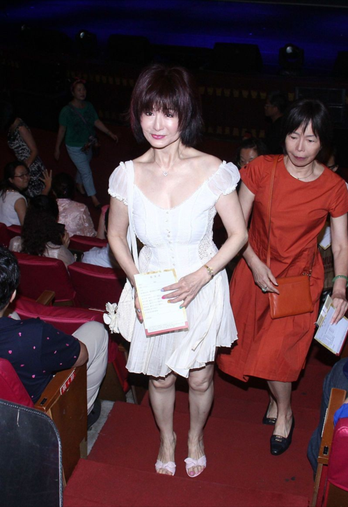 潘迎紫就算老了也迷人,马甲勒出17岁身形,可惜粉底太浓显得苍白!