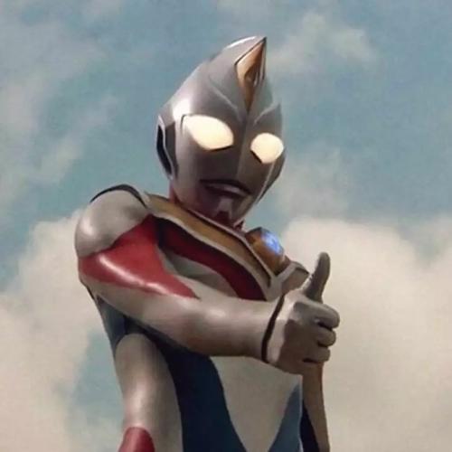 奥特曼不注重形象,偷吃好吃的,养成了小肚腩!