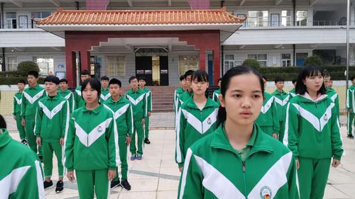 不忘初心跟党走,牢记使命献青春—化州市新安中学新团员入团宣誓仪式