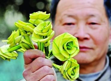 民间艺人编朵棕叶玫瑰只要5分钟