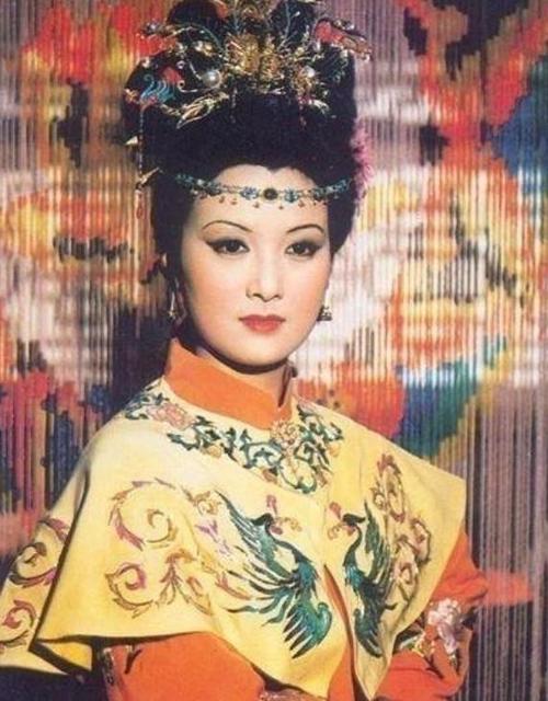 那么,为啥乐韵最终错失了王熙凤,成全了邓婕呢?