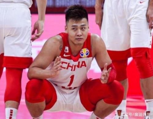 赵睿的外套上印着美国国旗,在这样的敏感时期,他这做法真不合理