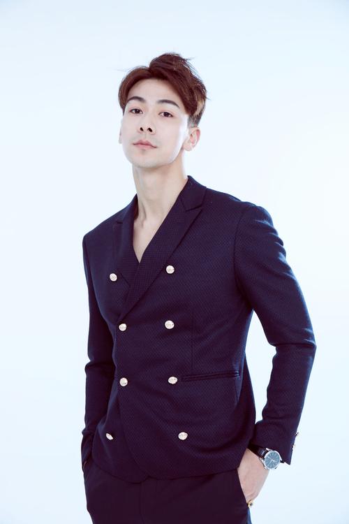 戴向宇爆最新西装写真 简约黑白尽显沉稳气质