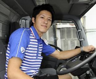 帅哥快递员红遍日本 "佐川萌"引领新潮流(组图)
