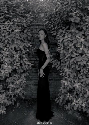倪妮身着黑色抹胸礼服亮相品牌活动,高束腰 及地长裙