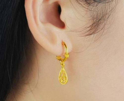 女人戴黄金耳环有讲究,牢记3不要,很多人不懂总戴错