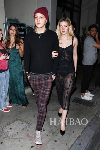 2017年10月24日,妮可拉·佩尔茨 (nicola peltz) 和男友anwar hadid西