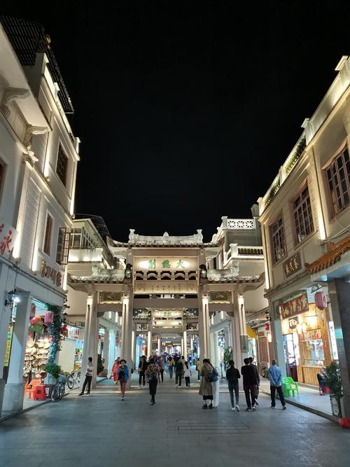 潮州牌坊街的夜景很美!广济桥的夜景更是美轮美奂!五彩缤纷!