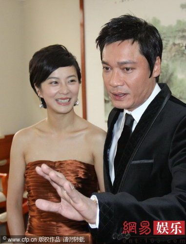 罗嘉良再办婚宴答谢女方 苏岩甜蜜凝视老公(图)