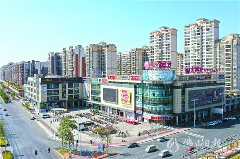 沧江路站附近的中港城商圈是高明最繁华的商业综合体之一.