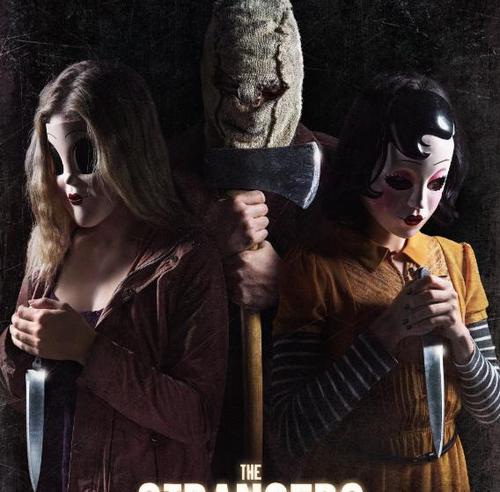 还是一家人去渡假,在人生地不熟的地方,被三位带着诡异面具的陌生人