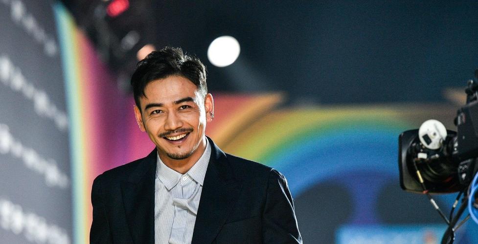 原创杨烁:14岁开始北漂,33岁才走红,为何如今早早就翻车了?