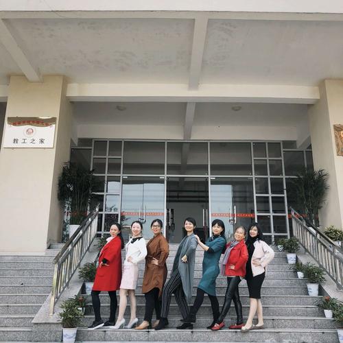 右起:参赛选手濂溪区一中汪雅君           七中正高级音乐教师