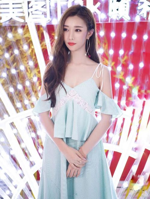 《延禧攻略》中的嘉嫔潘时七,原来身材这么好,穿深v亮相美翻天