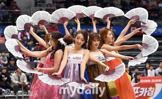 组图韩国篮球宝贝秀古典风情跳扇子舞摆造型