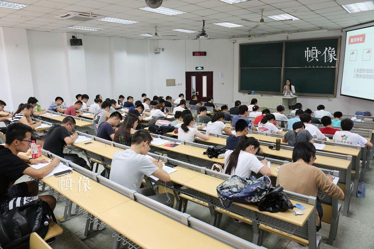 2017年7月10日,北京,参加华图教育培训的学生认真记录考试重点.