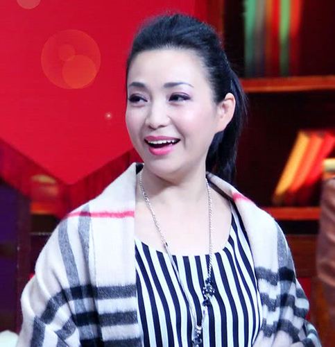 57岁戴春荣近照老公长得一言难尽但有才女儿长得比她还美