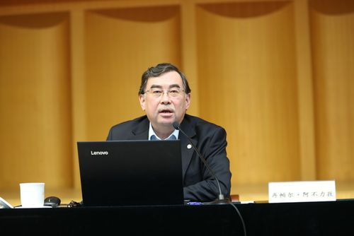 再帕尔·阿不力孜:推进研究生教育改革 努力提升研究