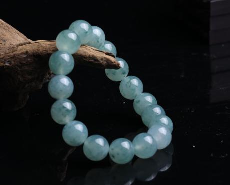 翡翠手串不仅能装饰,还有其他的功效