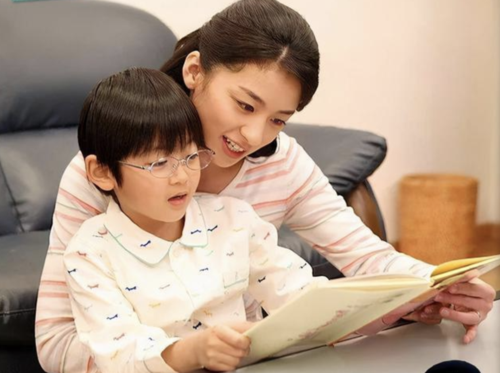 父母要关注孩子的学习情况,及时与孩子沟通,了解孩子在学习上遇到的