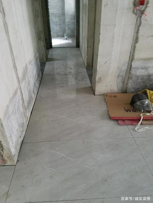 因为厨房的地面面积较小,一般都是铺贴小规格瓷砖,但铺贴大板地砖之后