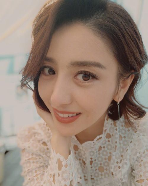 佟丽娅造型百变眼神魅惑笑容甜大秀美腿自侃又变美了7p