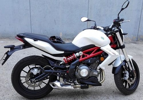 贝纳利黄龙300gs 街跑车