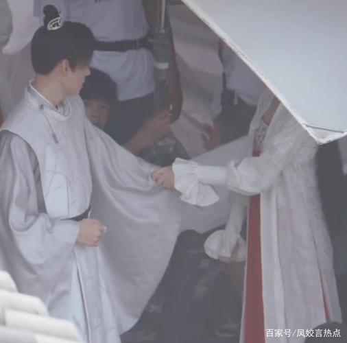 韩烨任安乐片场牵手,哪知龚俊仪态成焦点,男星的自律