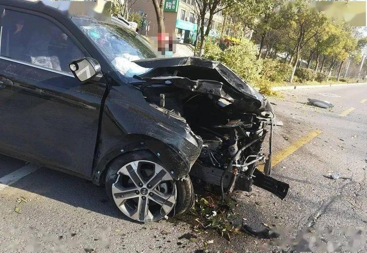 车头损毁严重镇江一黑色越野车撞上路牙现场一片狼藉