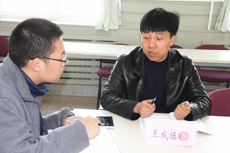 数学教师王成栋为学生答疑