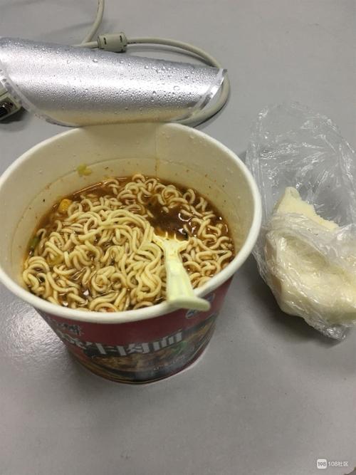 可怜的人儿在这啃馒头吃泡面