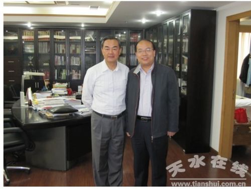 (国务院台湾事务办公室主任王毅与市委常委,宣传部长彭鸿嘉合影 )