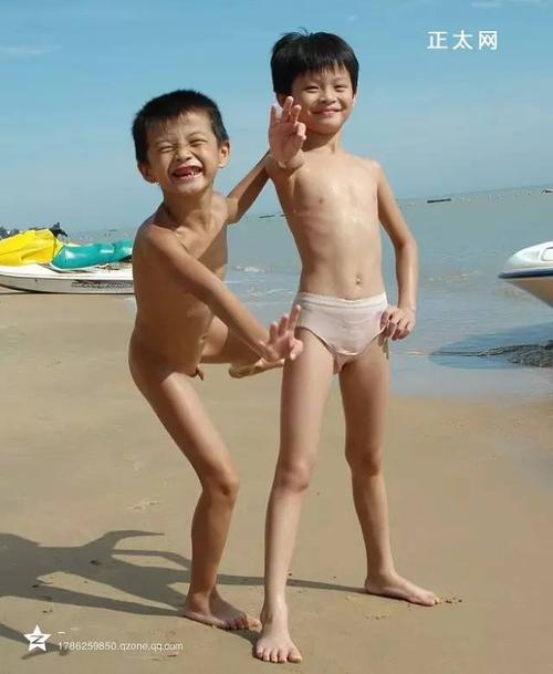 大家看看这两个小男孩是不是双胞胎?怎么那么像?