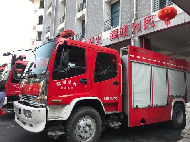 再看看这威武的消防车,里面有泡沫,有水,还有很多消防救援工具.
