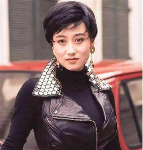 25岁的利智有多迷人!穿紧身衣身材太有料,不愧是"最美