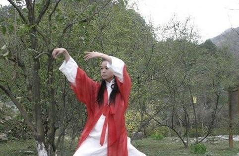武当山90后清纯小道姑 网友称其惊艳