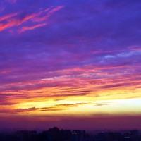 好看的夕阳 迷人早晨的太阳 照亮了远处的云朵