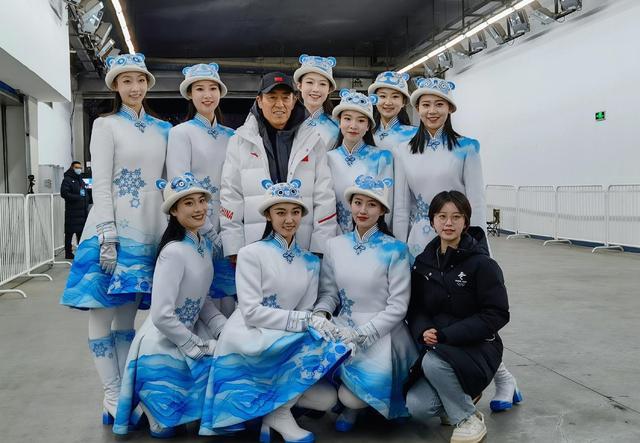 冬奥会美女引导员和她们的服饰火啦