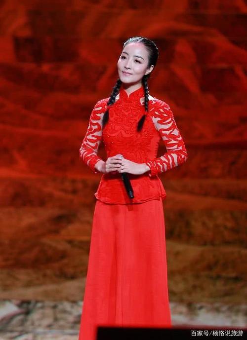 王小妮气质出众更有魅力,歌声不输王二妮,气质身材都