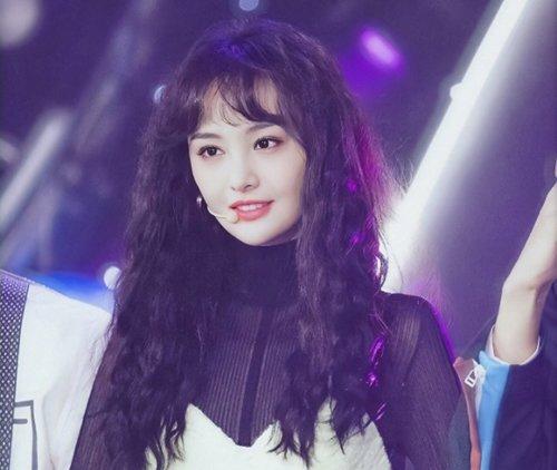 留长发的郑爽比剪短发更像小仙女 郑爽最新长卷发造型
